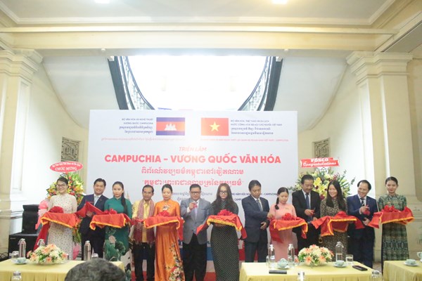 Khai mạc triển lãm “Campuchia - Vương quốc văn hóa” - Anh 1