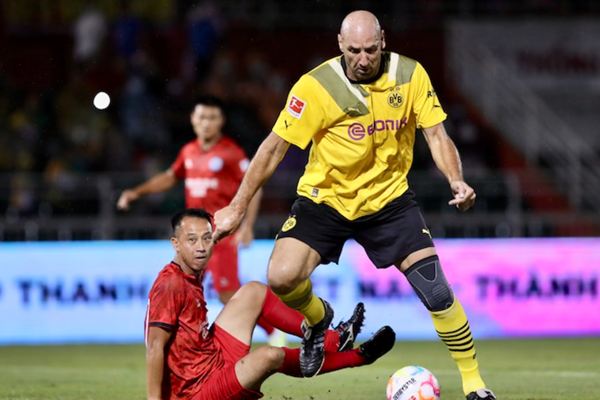 Đội huyền thoại Dortmund thắng đậm trong trận đấu thiện nguyện của chiến dịch Truc Love - Anh 1