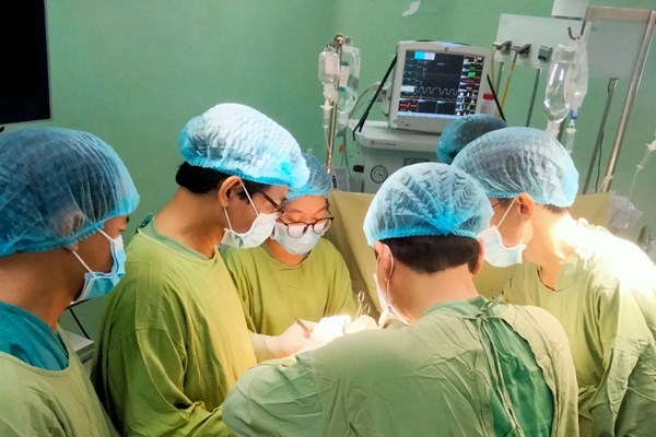 Quảng Ngãi: Kịp thời cứu sống người đàn ông bị khúc keo đâm thủng bụng - Anh 2