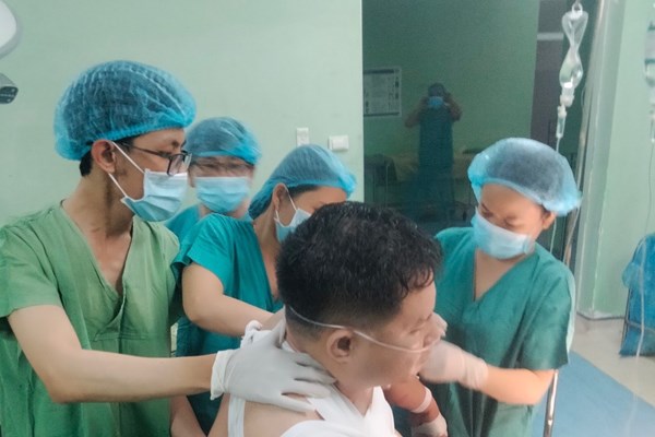 Quảng Ngãi: Kịp thời cứu sống người đàn ông bị khúc keo đâm thủng bụng - Anh 1