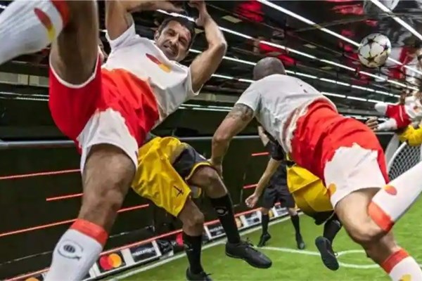 Huyền thoại Figo lập kỷ lục Guinness, chơi bóng ở độ cao hơn 6.000m - Anh 1
