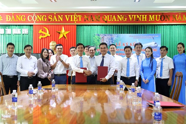 Thu hút khách du lịch quốc tế đến Quảng Bình bằng đường hàng không - Anh 1