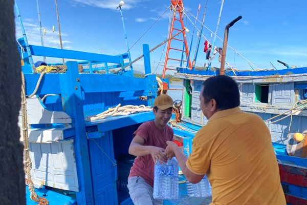 Sau bão, ngư dân Quảng Ngãi vươn khơi bám biển - Anh 5