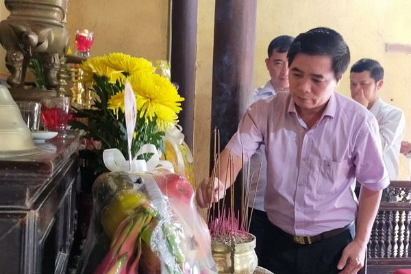 Dâng hương tưởng niệm 146 năm ngày sinh cụ Huỳnh Thúc Kháng - Anh 2