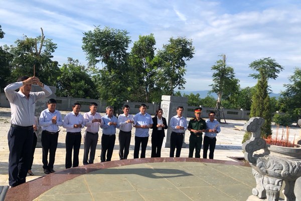 Dâng hương tưởng niệm 146 năm ngày sinh cụ Huỳnh Thúc Kháng - Anh 1