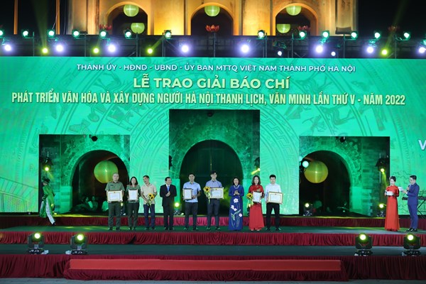 Báo Văn Hoá đoạt giải báo chí về Phát triển văn hóa và xây dựng người Hà Nội thanh lịch, văn minh - Anh 1