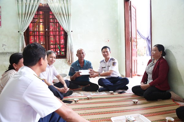 Vùng Cảnh sát biển 2 hỗ trợ người dân Lý Sơn bị thiệt hại do bão - Anh 1