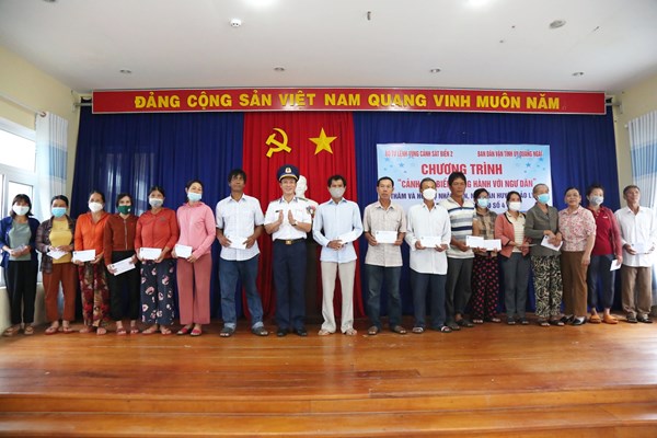 Vùng Cảnh sát biển 2 hỗ trợ người dân Lý Sơn bị thiệt hại do bão - Anh 2
