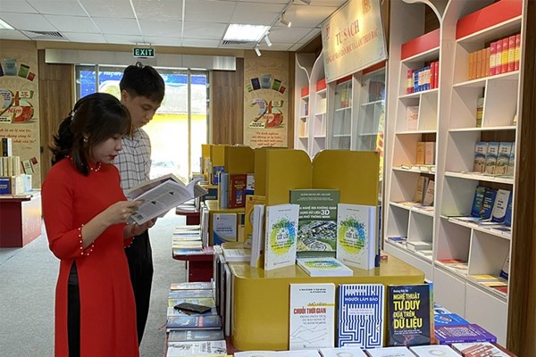 Trưng bày các ấn phẩm chuyển đổi số - Anh 2