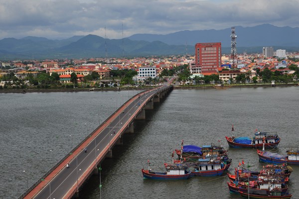Du thuyền ngắm cảnh trên sông Nhật Lệ - Anh 1