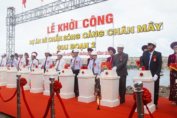 Đầu tư 757 tỷ đồng thực hiện giai đoạn 2 dự án “Đê chắn sóng cảng Chân Mây” - Anh 1