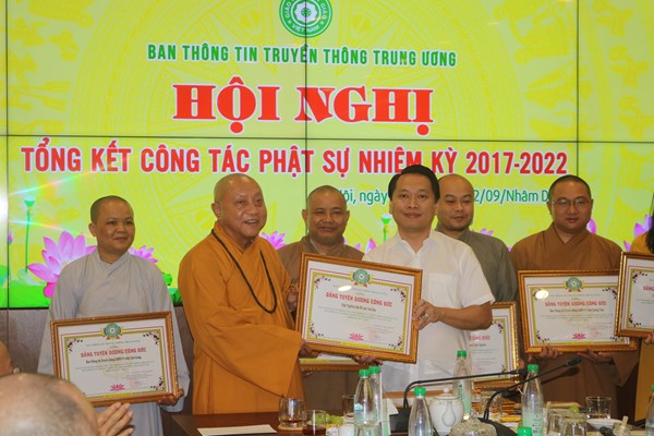 Truyền thông gắn kết việc đạo, việc đời - Anh 2