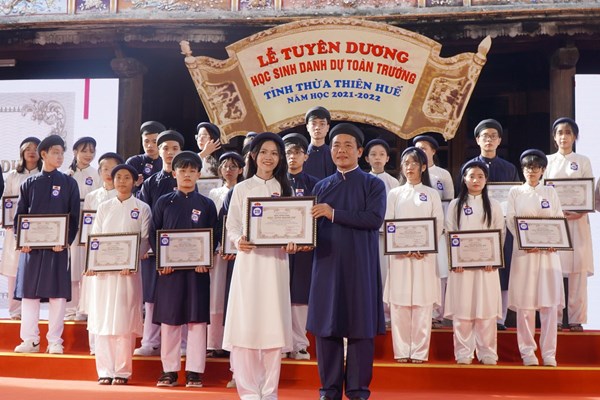 Thừa Thiên Huế tuyên dương “Học sinh danh dự toàn trường” - Anh 1