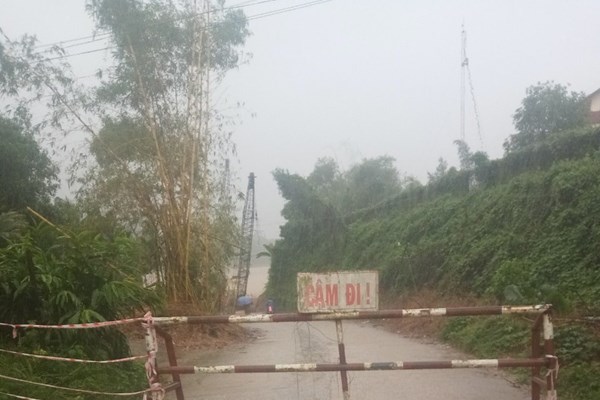 Quảng Ngãi: Nhiều tuyến đường, cầu tràn ở huyện miền núi bị ngập sâu trong nước - Anh 5