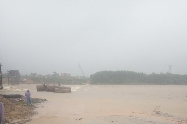 Quảng Ngãi: Nhiều tuyến đường, cầu tràn ở huyện miền núi bị ngập sâu trong nước - Anh 2