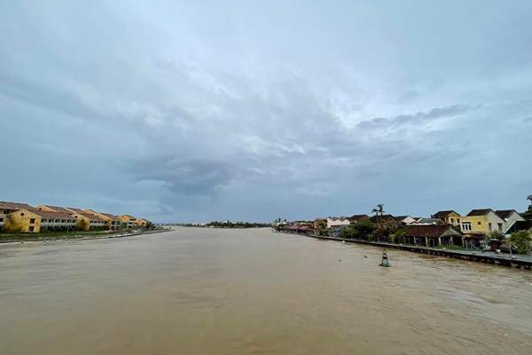 Quảng Nam: Mưa to, lũ bắt đầu lên nhanh trên các sông - Anh 1