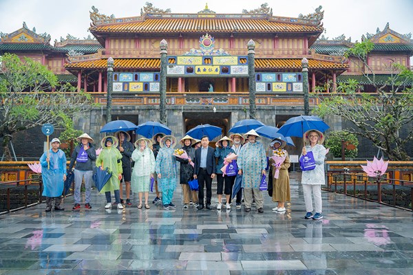 Siêu du thuyền đưa gần 100 khách quốc tế đến tham quan di sản Huế - Anh 3