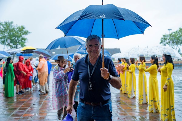 Siêu du thuyền đưa gần 100 khách quốc tế đến tham quan di sản Huế - Anh 2