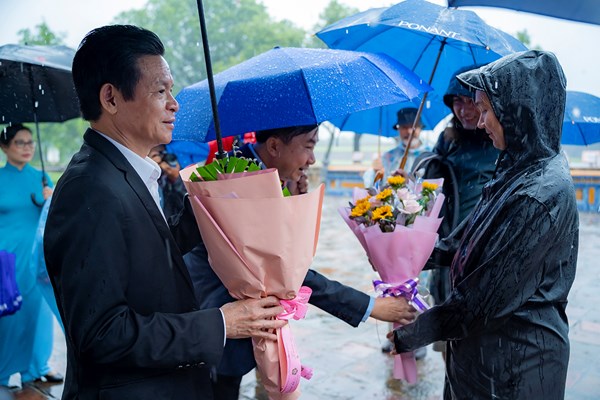 Siêu du thuyền đưa gần 100 khách quốc tế đến tham quan di sản Huế - Anh 1