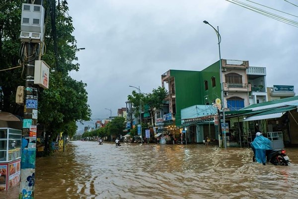 Quảng Ngãi: Tạm hoãn tất cả các cuộc họp chưa thật sự cần thiết để tập trung vào công tác phòng, chống mưa, lũ - Anh 1