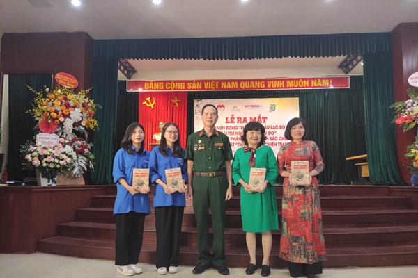 Tiếp nhận kỷ vật tình yêu qua chiến tranh và ra mắt tự truyện 