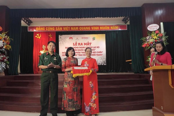 Tiếp nhận kỷ vật tình yêu qua chiến tranh và ra mắt tự truyện 