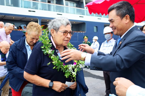 Quảng Bình: Lần đầu tiên đón tàu du lịch quốc tế 5 sao cập cảng Hòn La - Anh 2