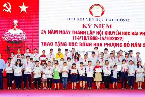 Trao 250 suất học bổng Hoa Phượng Đỏ cho học sinh có hoàn cảnh khó khăn - Anh 1