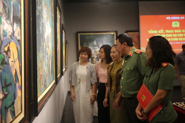 Triển lãm các tác phẩm hội họa vì an ninh Tổ quốc và bình yên cuộc sống - Anh 1