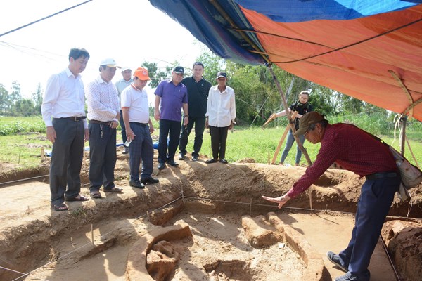 Kiểm tra công tác khai quật thăm dò tại di tích thành cổ Châu Sa - Anh 1