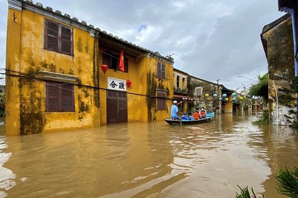 Miền Trung lại “gồng mình” giữa mưa lũ - Anh 1
