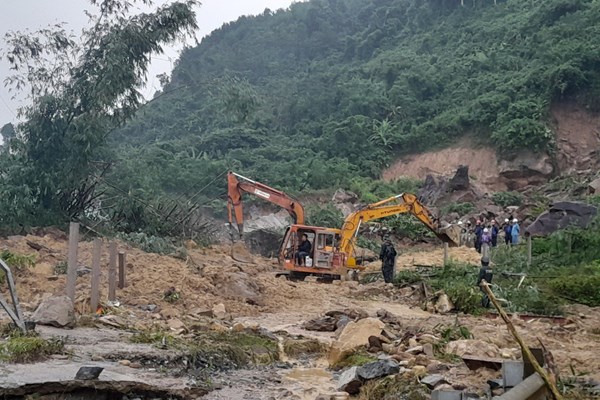 Miền Trung lại “gồng mình” giữa mưa lũ - Anh 2