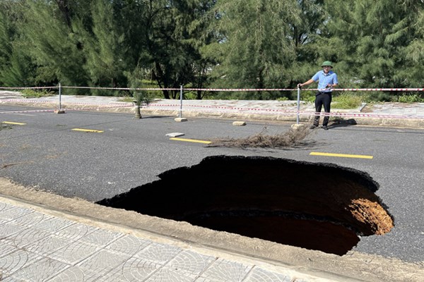 Quảng Bình: Xuất hiện một hố sụt lớn trên tuyến đường ven biển Quang Phú - Anh 1