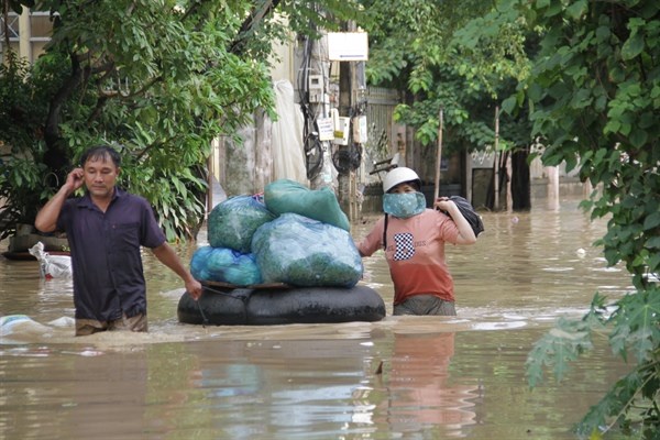 Tập trung khắc phục hậu quả, chủ động ứng phó với áp thấp nhiệt đới, mưa lũ tại miền Trung - Anh 1