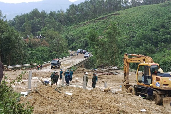 Quảng Ngãi tạm dừng tìm kiếm nạn nhân mất tích ở thủy điện do mưa lớn - Anh 1