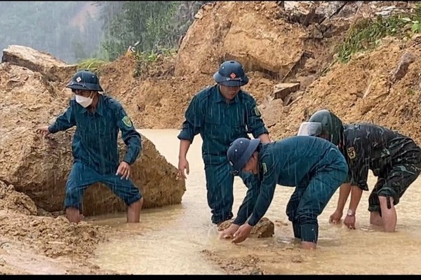 Quảng Nam: Khắc phục sạt lở, thông tuyến đường qua xã miền núi Quế Lâm - Anh 2