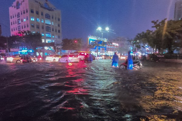 Đà Nẵng: Mưa lớn, nhiều tuyến đường ngập sâu - Anh 1