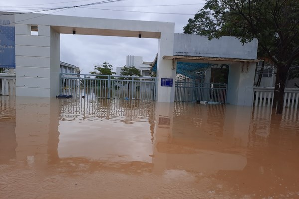 Thừa Thiên Huế: Gần 20.000 nhà dân ngập trong nước lũ, nhiều tuyến đường sạt lở, ách tắc giao thông - Anh 2