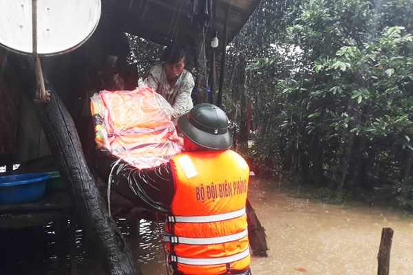 Quảng Bình: Người dân và tài sản được di dời đến nơi an toàn để tránh lũ - Anh 1