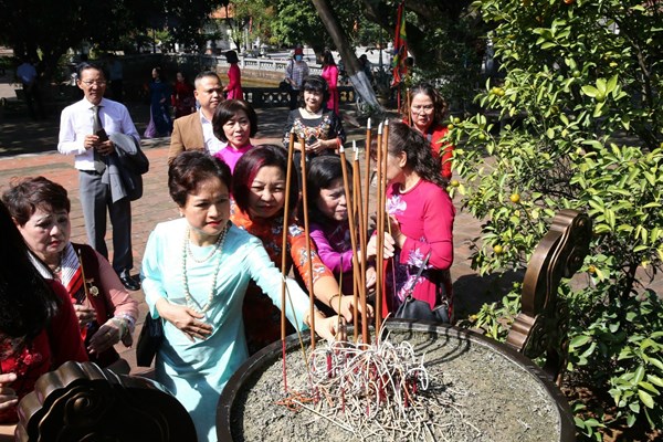 Câu lạc bộ Phụ nữ với di sản văn hoá về nguồn tại Đền thờ Hai Bà Trưng - Anh 3