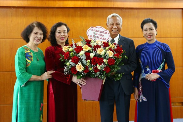 Câu lạc bộ Phụ nữ với di sản văn hoá về nguồn tại Đền thờ Hai Bà Trưng - Anh 6
