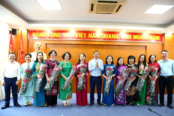 Câu lạc bộ Phụ nữ với di sản văn hoá về nguồn tại Đền thờ Hai Bà Trưng - Anh 8