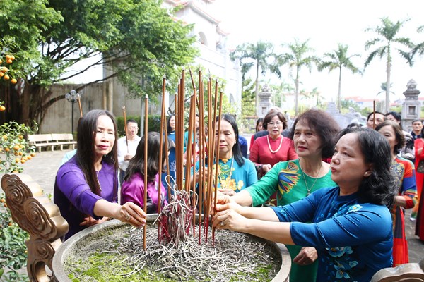 Câu lạc bộ Phụ nữ với di sản văn hoá về nguồn tại Đền thờ Hai Bà Trưng - Anh 2