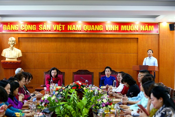 Câu lạc bộ Phụ nữ với di sản văn hoá về nguồn tại Đền thờ Hai Bà Trưng - Anh 5