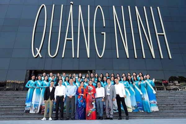 BTC Hoa hậu Biển đảo Việt Nam 2022 tặng trống đồng cho Bảo tàng Quảng Ninh - Anh 1
