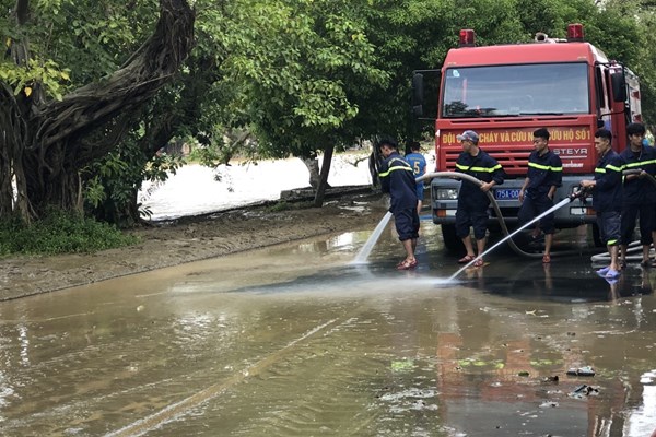 TP Huế: Nhiều lực lượng chung tay dọn bùn non, vệ sinh đường phố sau lũ - Anh 3