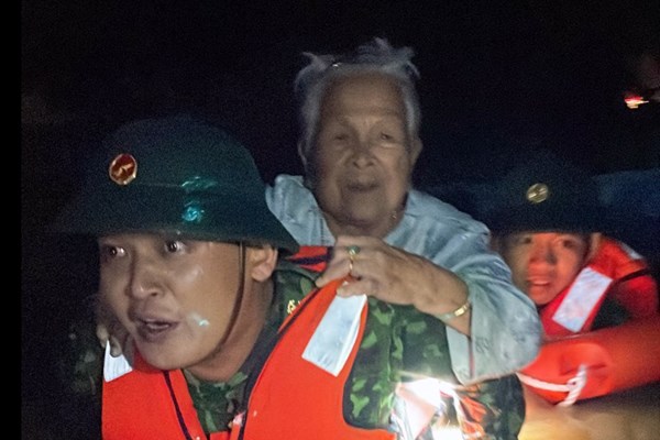 Bộ đội cứu dân trong biển nước - Anh 1