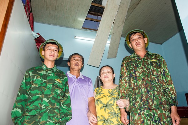Bộ đội cứu dân trong biển nước - Anh 3