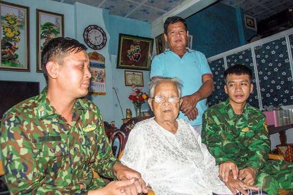Bộ đội cứu dân trong biển nước - Anh 2