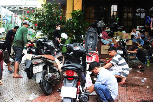 Sửa xe miễn phí cho người dân sau mưa lũ - Anh 1